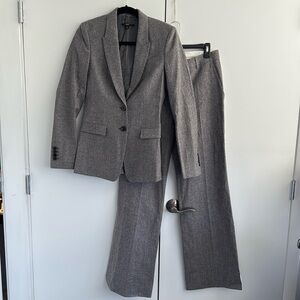 Hugo Boss 2-piece women’s wool blend suit, original price of $1200! Size 4, gray